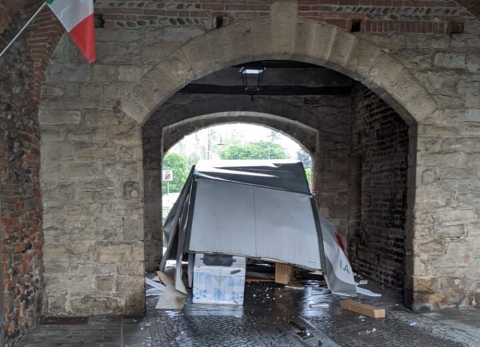 Cologno, furgone del mobilificio s’incastra sotto Porta Rocca. Lievi danni ai muri interni