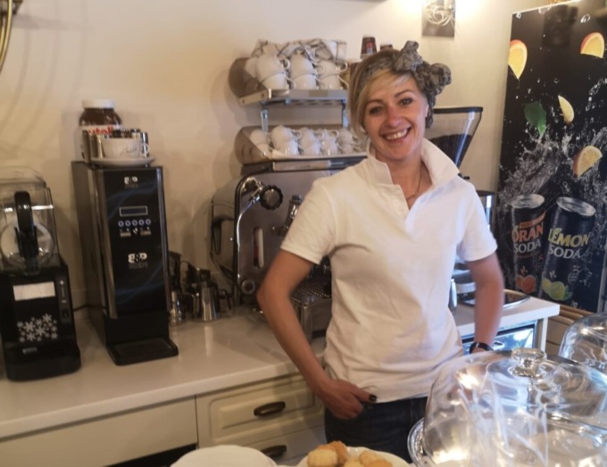 Il piccolo bar all’incrocio tra via Pignolo e via San Giovanni compie un anno. E Corina festeggia