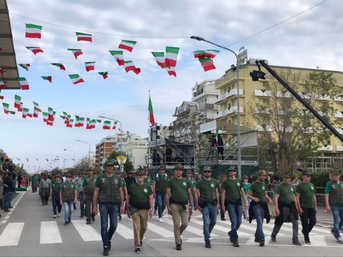 Attenti Alpini, le ragazze non scherzano più (e Bergamo si divide sulle presunte molestie)