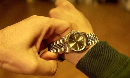 Rubano un orologio da 70mila a euro al gioielliere Curnis con la “tecnica dell’abbraccio”