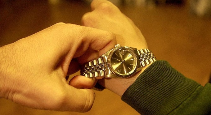 Rubano un orologio da 70mila a euro al gioielliere Curnis con la “tecnica dell’abbraccio”