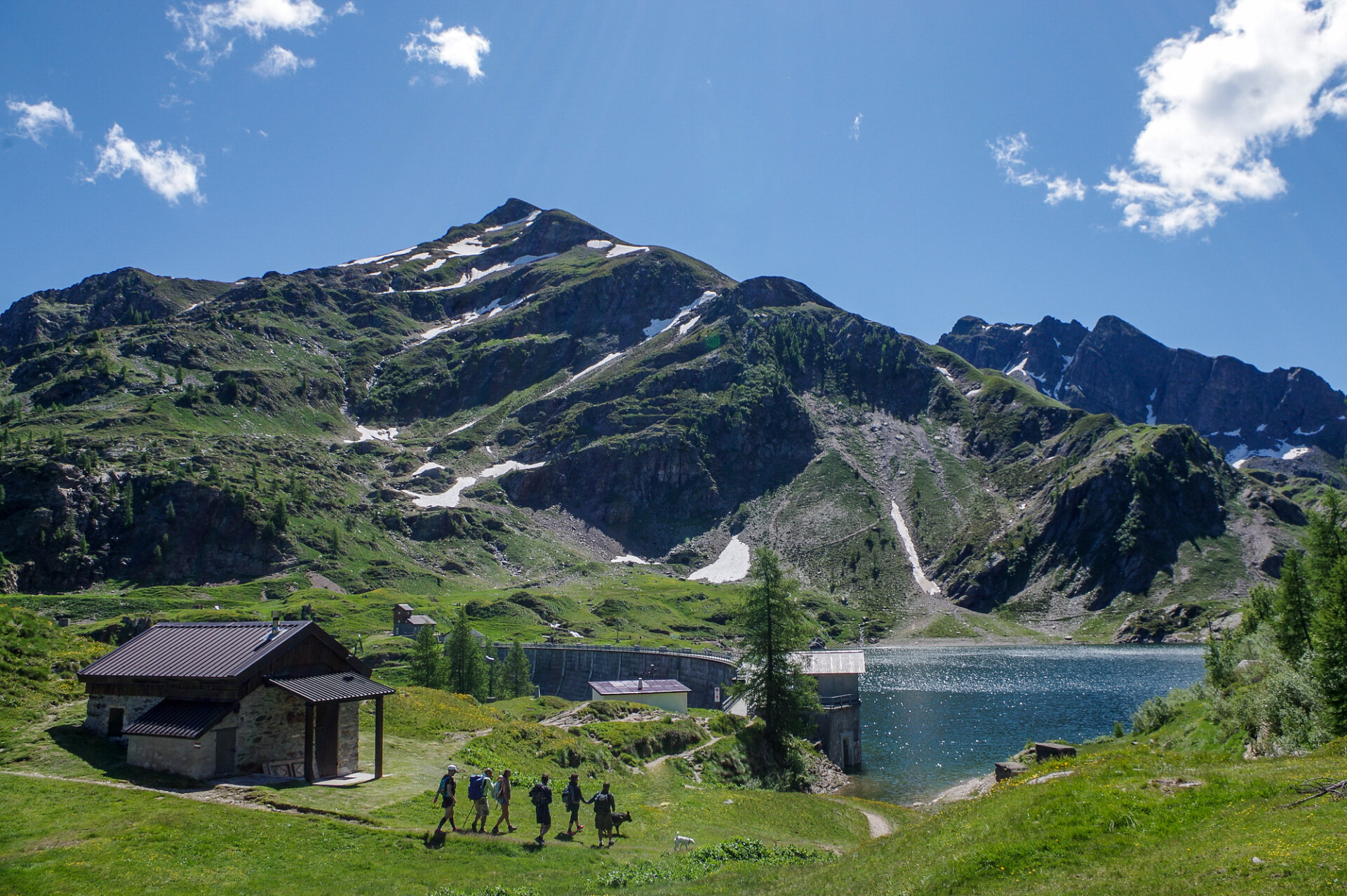 9 - Escursionisti in prossimità dei laghi
