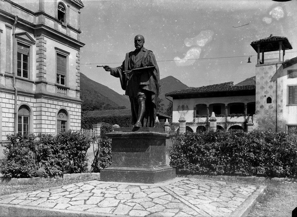 Al piazzale scuole