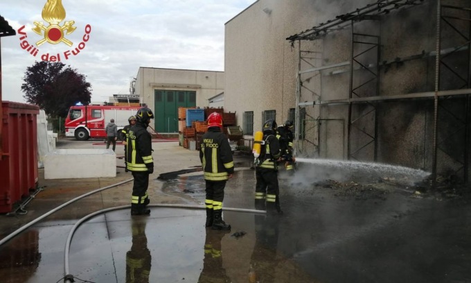 In fiamme un deposito all’aperto, intervengono i Vigili del Fuoco