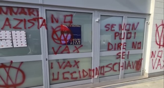 Assalto no-vax alla sede dell’Ordine dei tecnici di radiologia di Curno: imbrattati ingressi e facciate