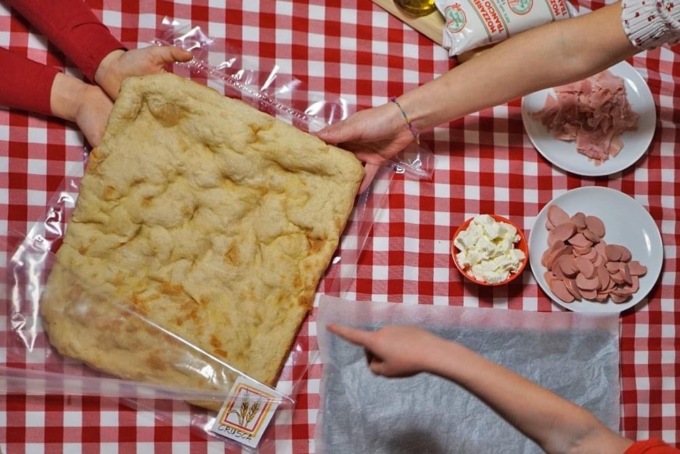 I bergamaschi che ti portano la base della pizza a casa, poi gli ingredienti ce li metti tu