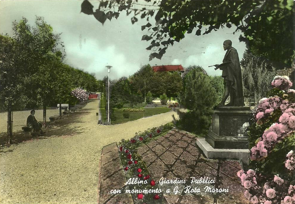 Monumento ai giardini pubblici in una cartolina decorata