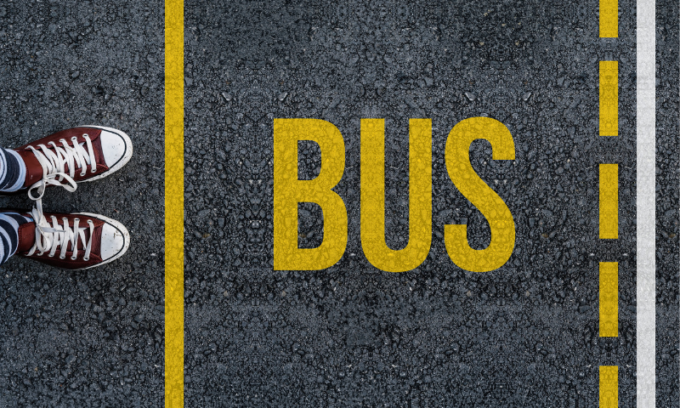 Tentava di adescare minorenni alla fermata del bus di Morengo, denunciato un 25enne