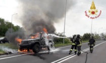 Jeep prende fuoco sulla Circonvallazione, vicino all'ospedale. A bordo una donna, è salva