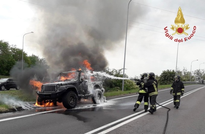 Jeep prende fuoco sulla Circonvallazione, vicino all’ospedale. A bordo una donna, è salva