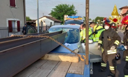 Trave di ferro sfonda il parabrezza: automobilista vivo per miracolo