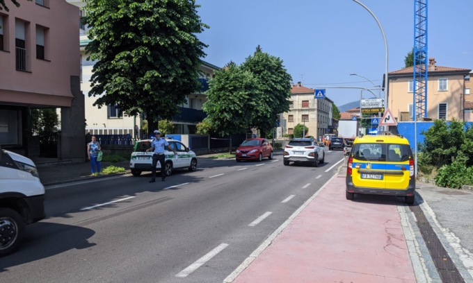 Investita sulle strisce pedonali sulla Briantea, gravissima una donna