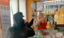 Il video del barista che ha messo in fuga due rapinatori che gli puntavano contro una pistola