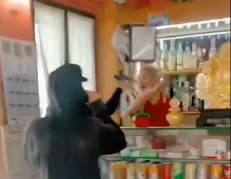 Il video del barista che ha messo in fuga due rapinatori che gli puntavano contro una pistola