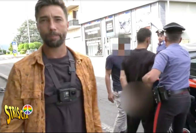 Seriate, il servizio di “Striscia la Notizia” che mostra lo spaccio di cocaina fuori da un bar