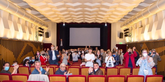 La festa a sorpresa alle Grazie per Giovanni Locatelli, maestro di recitazione che ha fatto 90