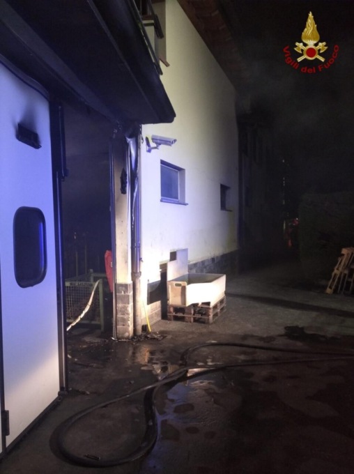 Fiamme nella notte in un’azienda di Colognola