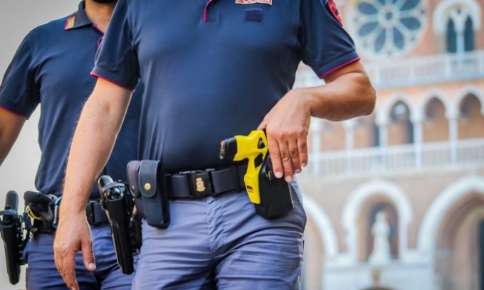 Arrivano i primi dissuasori elettrici: forze dell’ordine autorizzate da fine maggio