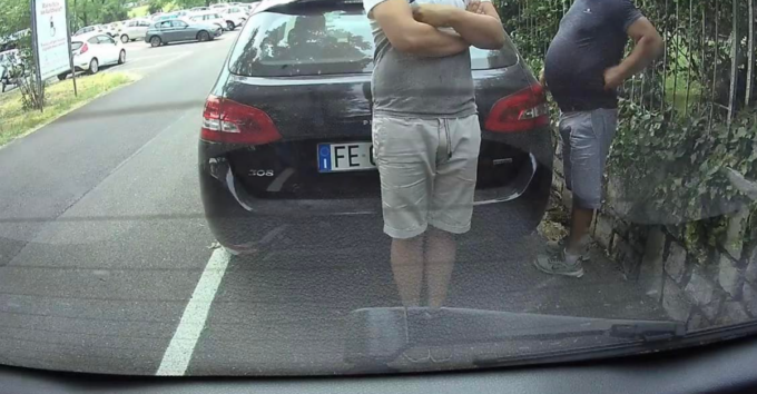 Auto svaligiate alla Casa degli Angeli di Mozzo: telecamera riprende i ladri