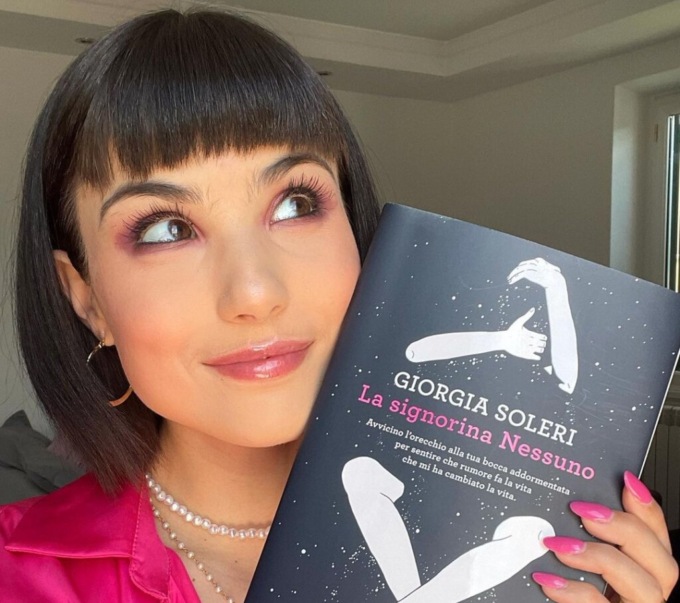 Il legame di Giorgia Soleri (fidanzata di Damiano dei Maneskin) con Bergamo: la cura e un libro