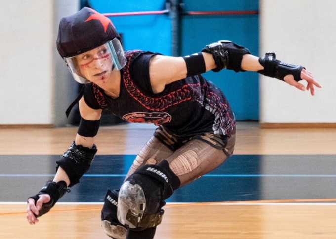 Le hanno rubato l’attrezzatura sportiva: raccolta fondi per aiutare Greta delle Crimson Vipers
