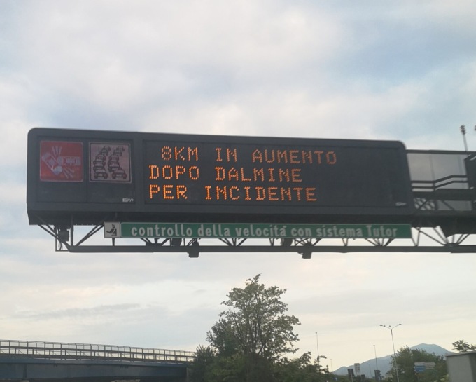 Scontro tra un camion e un’auto sulla Milano-Brescia all’altezza di Dalmine, mattinata di code