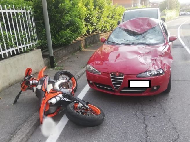Violento scontro tra un’auto e una moto da cross a Ponteranica, ferito gravemente un 16enne