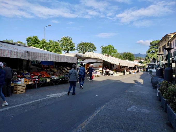 Fuori norma e non sicuro: dopo 170 anni trasloca lo storico mercato di Sarnico