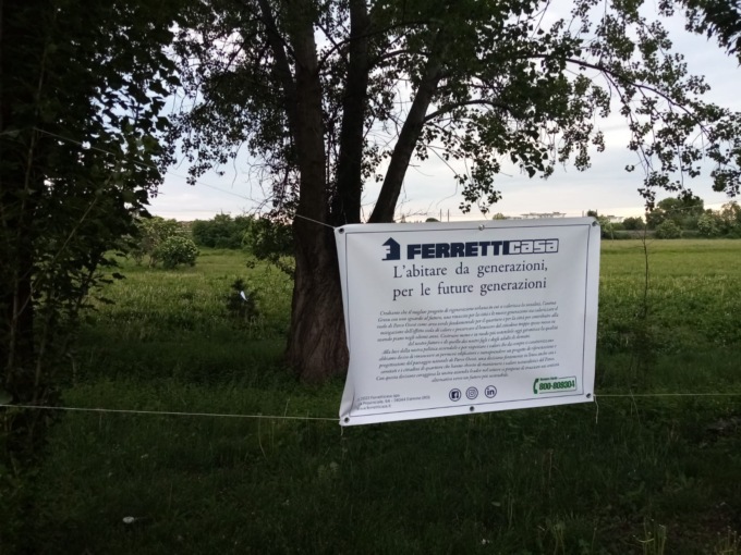 Il falso cartello di FerrettiCasa al Parco Ovest. L’azienda: «Atto illegale, denunceremo»