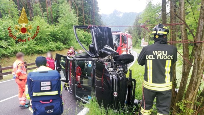 Perde il controllo dell’auto, esce di strada e si ribalta