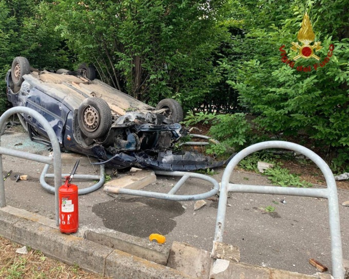 Schianto a Brignano, auto “vola” sulla ciclabile per evitare una moto