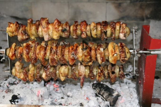 Polenta e osei e spiedo bresciano nelle sagre e nei ristoranti, ambientalisti e animalisti furiosi