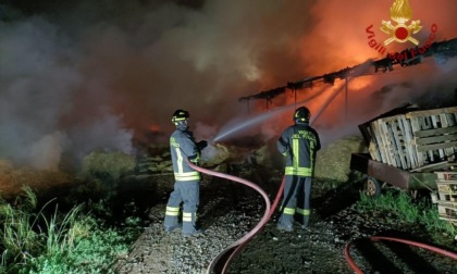 In fiamme e fumo 800 quintali di fieno a Stezzano