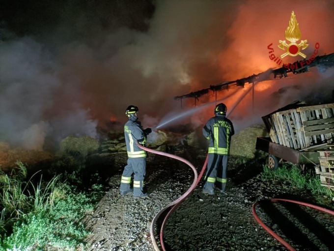 In fiamme e fumo 800 quintali di fieno a Stezzano