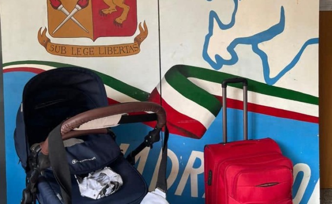La polizia aiuta una giovane donna straniera con due bambini piccoli