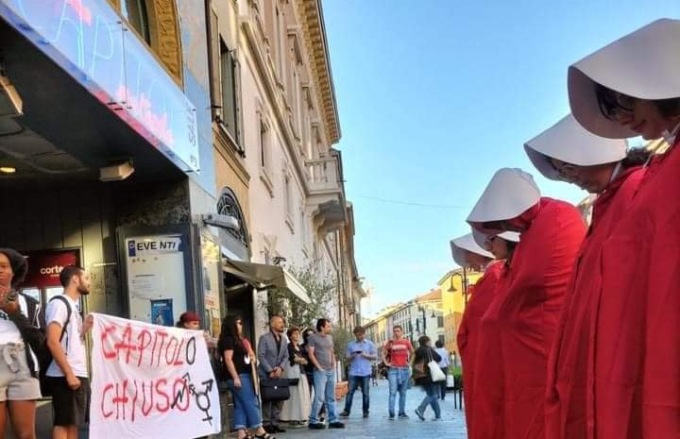 Protesta in stile “Il racconto dell’ancella” contro il film antiabortista al Capitol