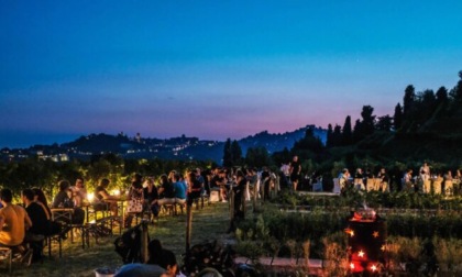Aperitivo suggestivo al tramonto sulle colline sotto la Maresana