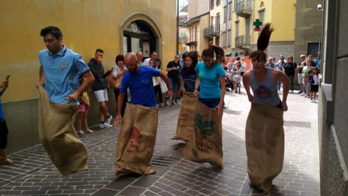 Giochi antichi e ravioli: Clusone festeggia il compatrono