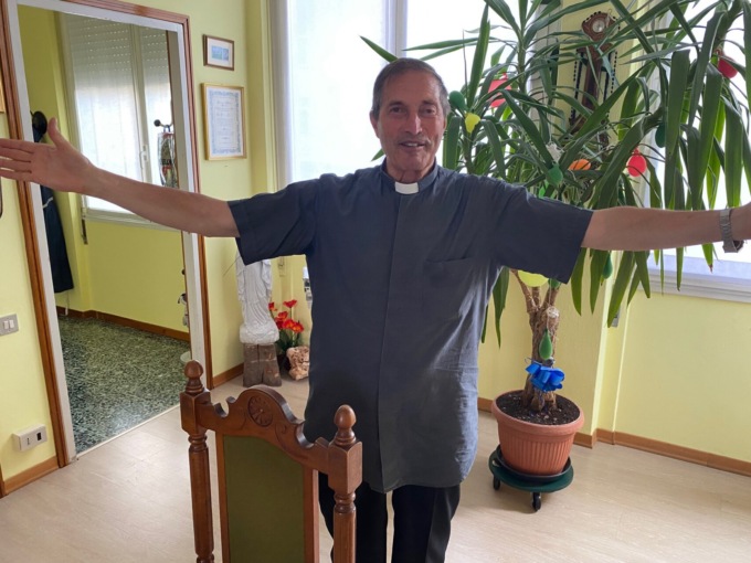 Don Vinicio festeggia cinquant’anni da prete e lascia le Grazie: «È tutto una meraviglia»