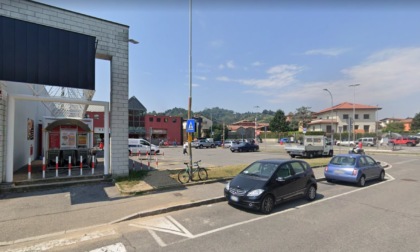 Rissa a Valtesse di fronte al Carrefour: ragazzino picchiato con una spranga