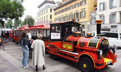 Il trenino rosso per i turisti di Bergamo è già rotto: partenza rimandata