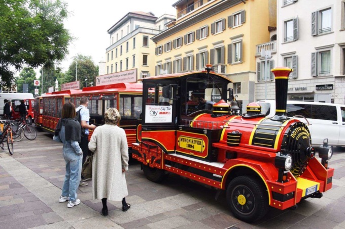 Il trenino rosso per i turisti di Bergamo è già rotto: partenza rimandata