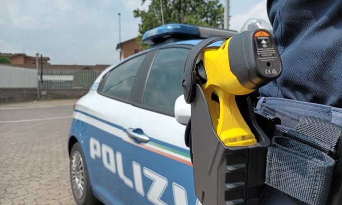 Aggredisce passanti con una bottiglia: «È questo il biglietto da visita per la nostra città?»