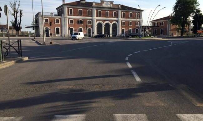 Beccato ad abbandonare rifiuti nella zona della stazione, multato dalla Polizia locale