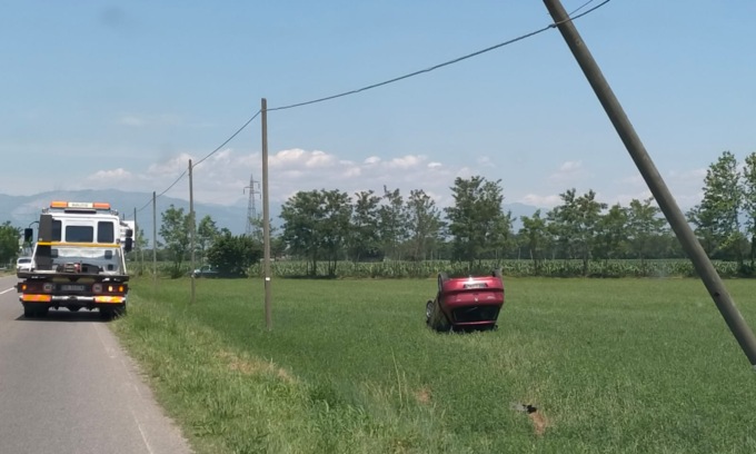 Perde il controllo e vola in mezzo al campo: due feriti tra Treviglio e Pontirolo