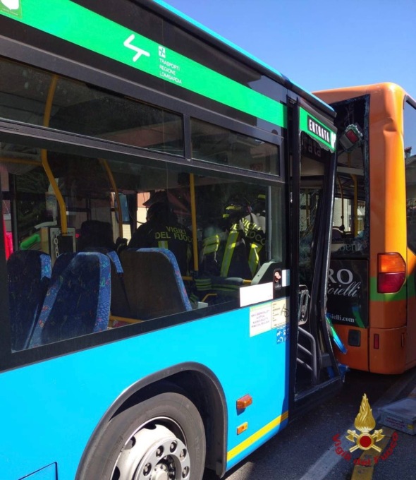 Scontro tra due autobus a Stezzano: molti giovani feriti (nessuno grave) e un autista rimasto incastrato