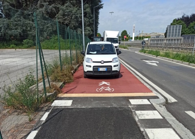 Colognola, addio ai parcheggi per una pista ciclabile che non porta da nessuna parte