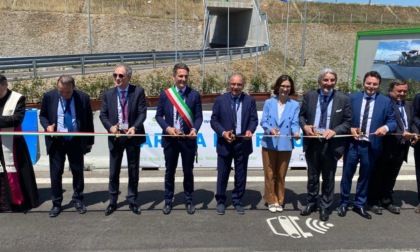 A35 Brebemi, inaugurata la nuova corsia che ricarica i veicoli elettrici mentre viaggiano