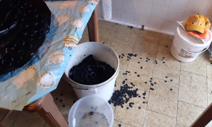 Lavoravano la gomma in nero nella propria abitazione, nei guai un imprenditore di Castelli Calepio