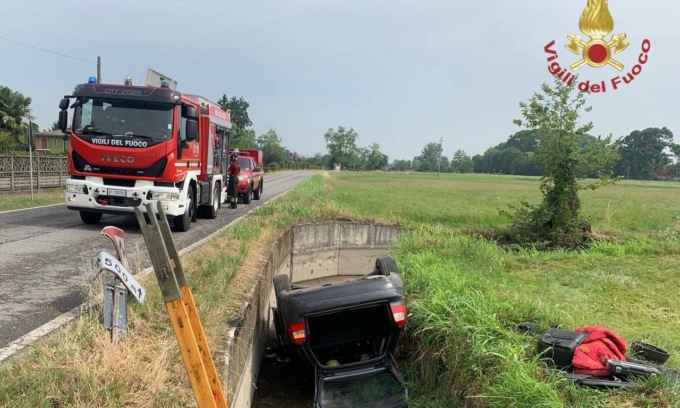 Fuori strada in auto, si ribalta nel fosso: 40enne ferita